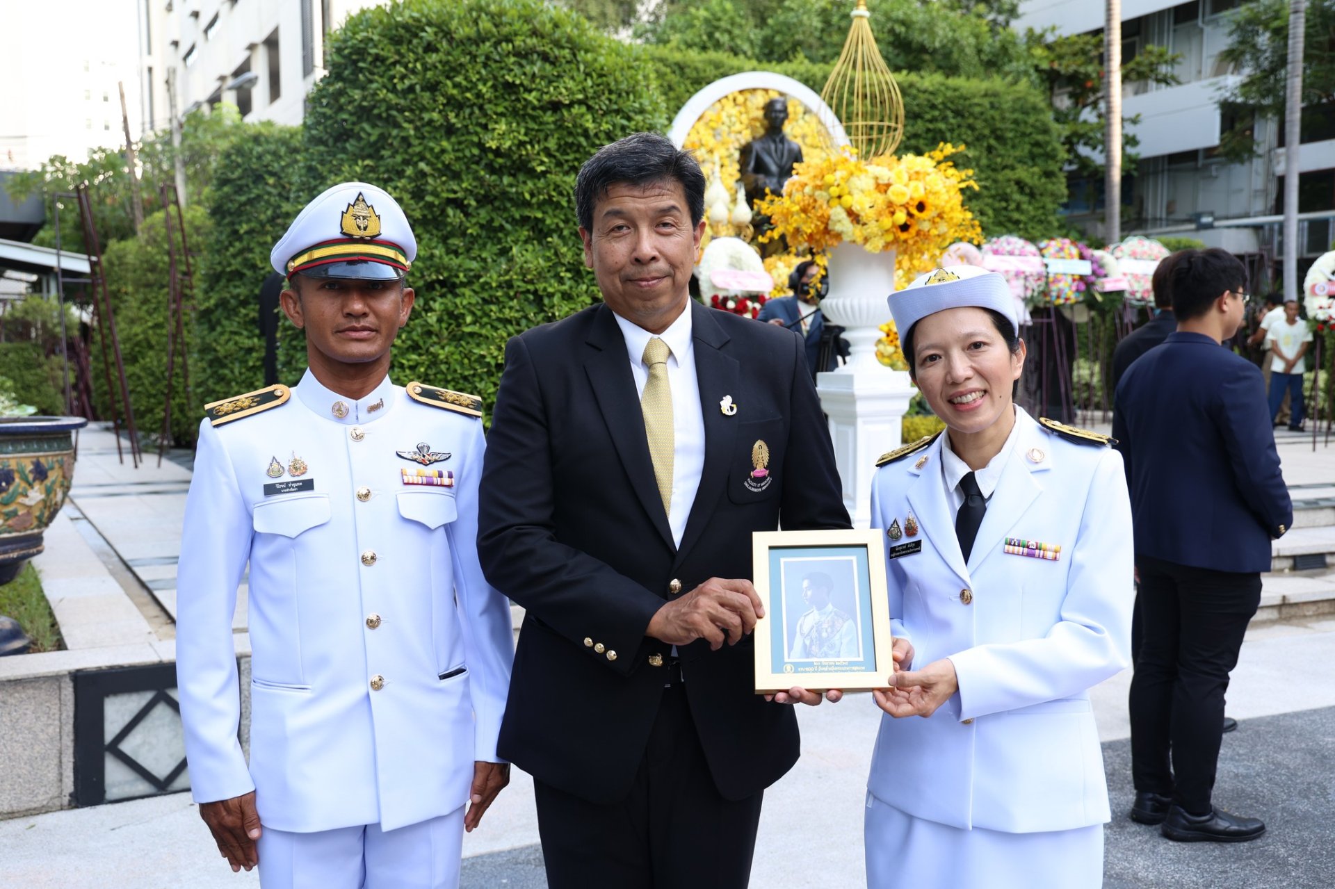แพทย์หญิง ฉัตรสุมาลย์ ตันติกุล รองผู้อำนวยการโรงพยาบาลทหารผ่านศึก (ฝ่ายการแพทย์) เป็นผู้แทนในพิธีวางพวงมาลา